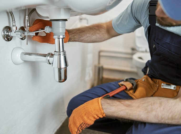 Comment déboucher des toilettes sans produits chimiques ?