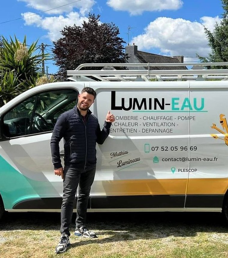 Matthias Lumineau, fondateur de Lumin-eau, devant son camion à Plescop