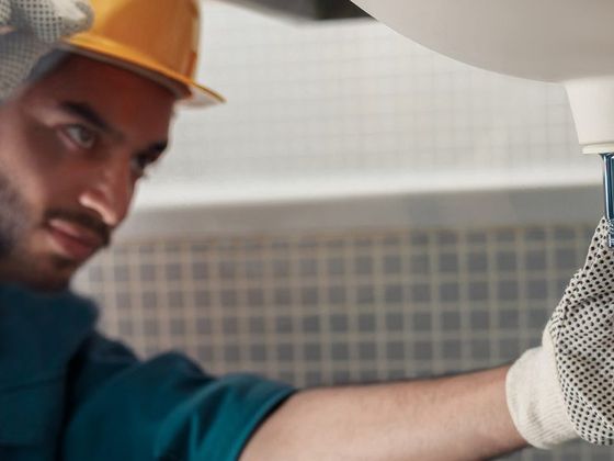 Travaux de plomberie dans une salle de bain